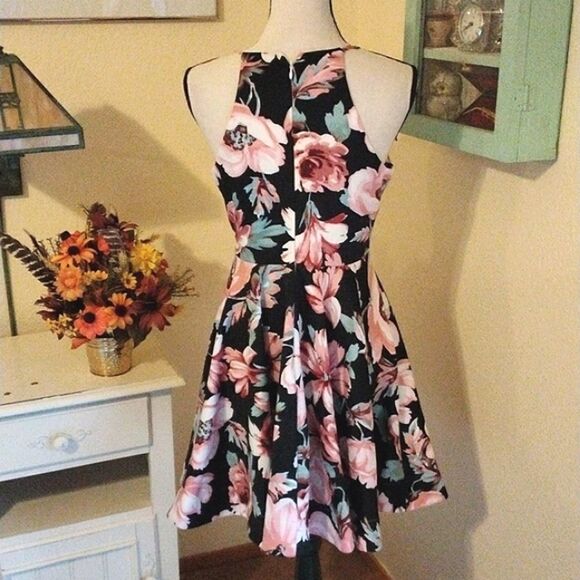 Papaya Ponte Floral Dress - Picture 3 of 11